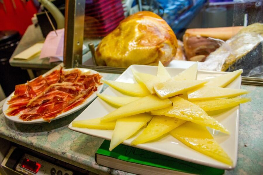Madrid: Tapas & Wine Tasting Tour with Local Guide - The tapas and drink format: what you actually get