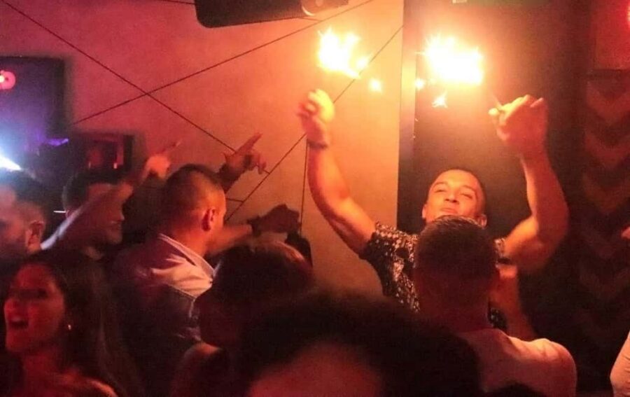 Madrid: Top Pub-Crawl with Drinks and Nightclub Entry - Where it all starts: Puerta del Sol and the bear statue rendezvous