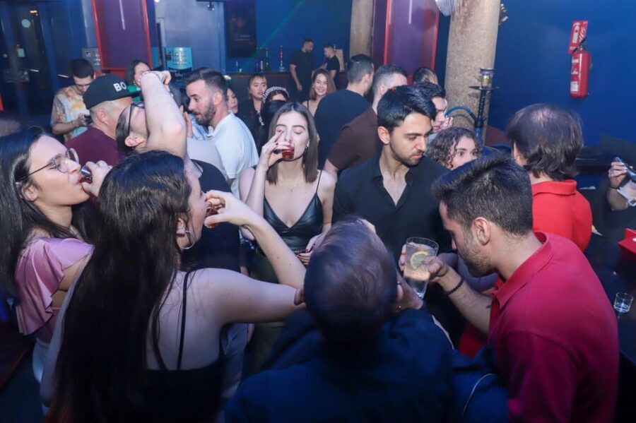 Madrid: Top Pub-Crawl with Drinks and Nightclub Entry - Las Letras Quarter dance-show hour: where the group energy locks in