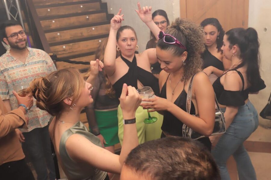 Madrid: Top Pub-Crawl with Drinks and Nightclub Entry - Safety and practical behavior tips for a smooth night
