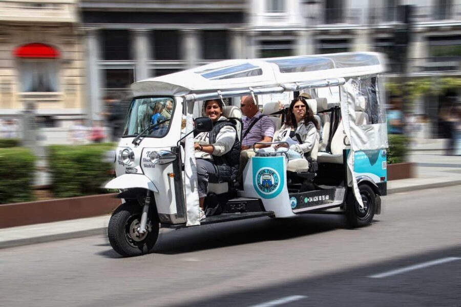 Madrid Tuk Tuk Welcoming Tour - Starting at Calle Mayor 90: the photo stop that sets the tone