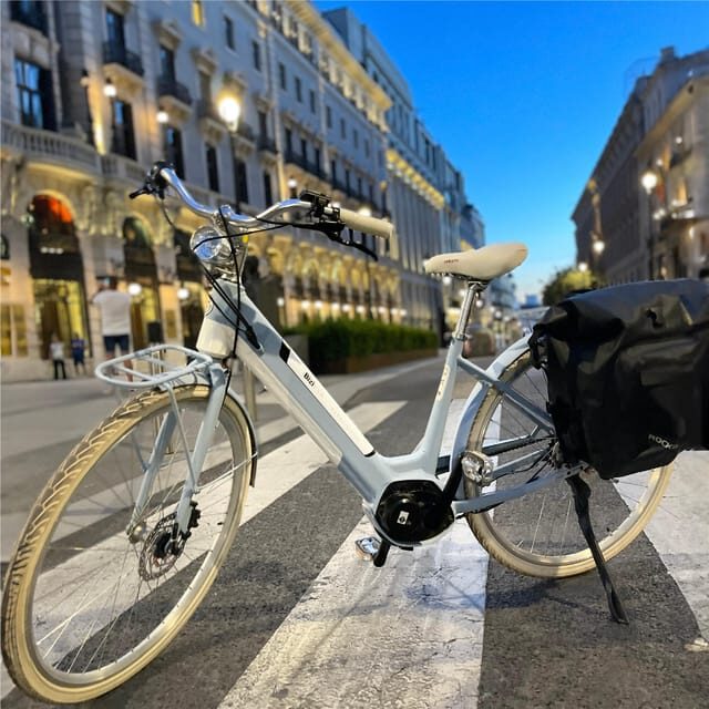 Madrid: Vintage Bike Rental with Tourist Map - Starting out at C. de Moratín with BiziTour and a map that does the thinking