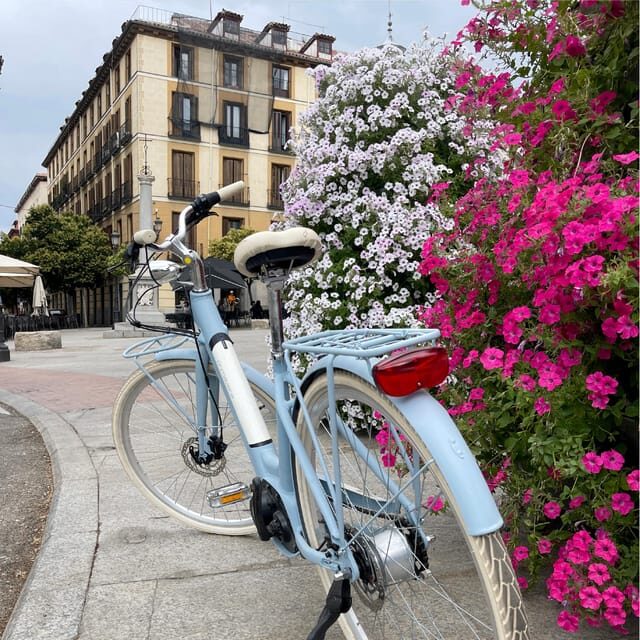 Madrid: Vintage Bike Rental with Tourist Map - The vintage bike, gear, and storage that make 8 hours feel doable