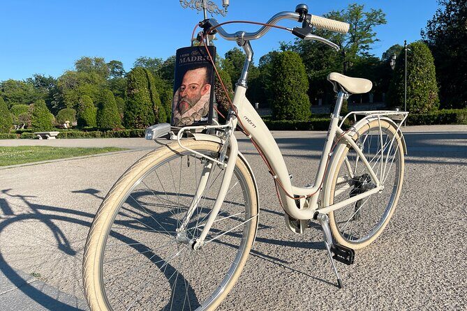 Madrid : Vintage Bikes Rentals with Old Map - Who this bike-and-map ride suits best