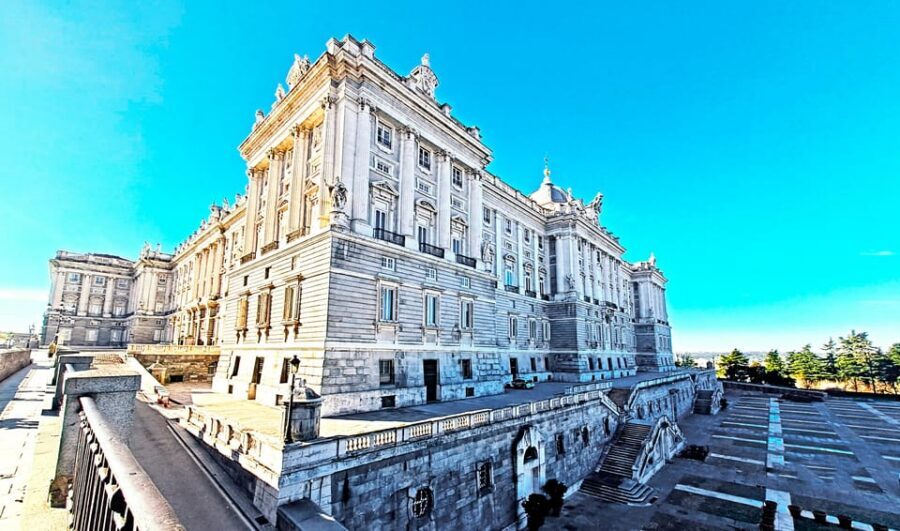 Madrid: VIP Prado Museum & city highlights with Hotel pickup - Plaza Mayor finish: the square where Madrid feels like itself