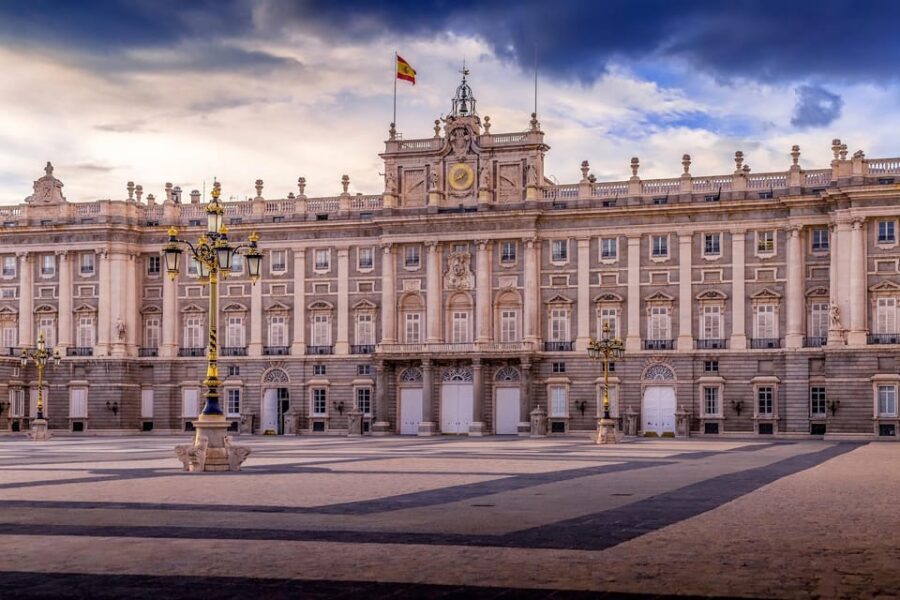 Madrid: Welcome to Madrid Guided Walking Tour in English - Opera Metro to Teatro Real: the meetup that actually makes sense