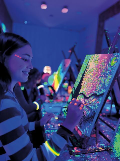 Madrid: Wine Gogh Glow Academy Paint and Sip Classes - Timeline Feel: A 2.5-Hour Session That Builds to a Finish
