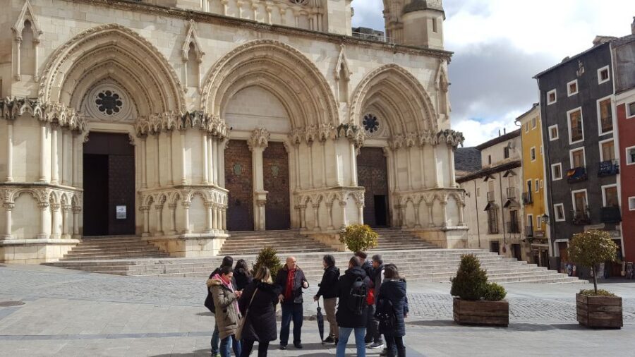 Madrid:Full Day Trip to Cuenca, Cathedral and Hanging Houses - Casas Colgadas: stepping into the Hanging Houses and the Museum of Abstract Art