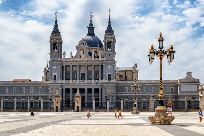Madrid’s History, Bites & Sips – An Intimate Tour Since 2018 - Plaza de la Villa and Plaza de la Cruz Verde: Power, Faith, and Control