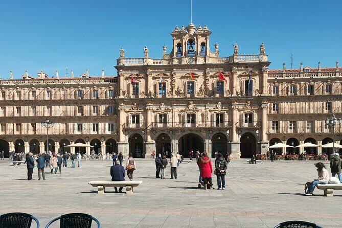 Must see Salamanca Walking Tour (could be billingual) - Catedral Nueva and Catedral Vieja: the contrast is the whole point