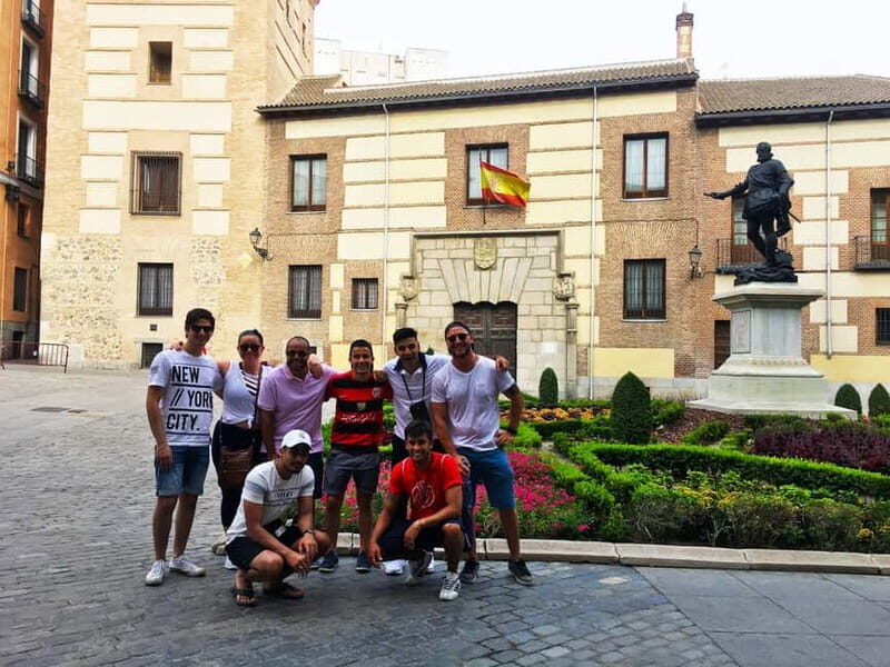 Mysteries & Tapas Tour in Madrid + Pub Crawl - Tapas in three typical bars: what you’ll eat and how the drinks are set up