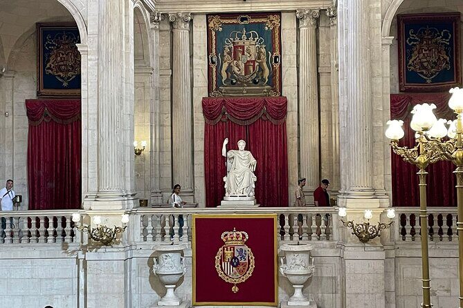 Premium Tour Royal Palace of Madrid : expert guide + no normal queue - Meeting at Palacio Real: where to start and how not to waste time