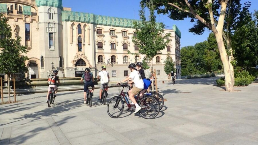 Private Madrid Bike Tour | Exclusive Guided Tour | From 30€ - Retiro Park Stop: Shade, Space, and a Photo Moment