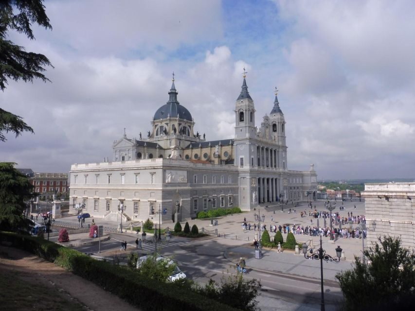 Private Madrid Bike Tour | Exclusive Guided Tour | From 30€ - E-Bike vs. Regular Bike: Choosing What Fits Your Group