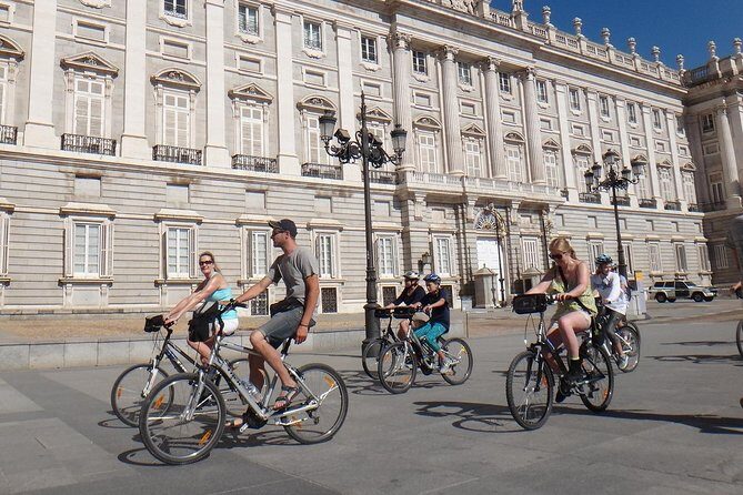 Private Madrid City Tour | Regular Bike/E-Bike | Groups from 32€ - Bravo Bike meeting point: safety briefing, test ride, and bike sizing