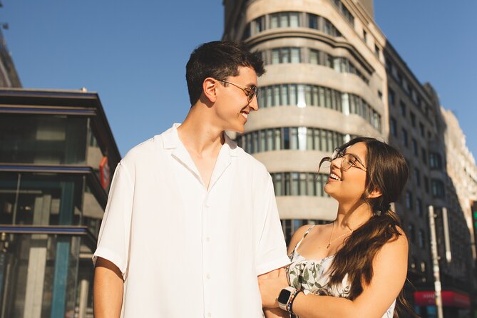 Private Photographic Session by Puntos de Madrid - El Retiro and Puerta de Alcalá: switch from stone city to softer scenes