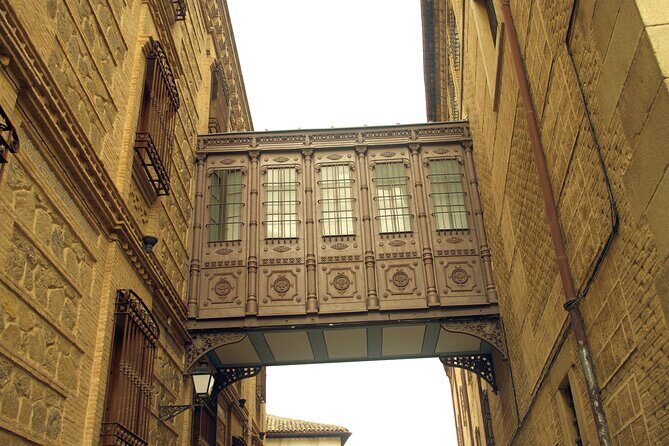 Private Shalom Jewish Tour of Toledo. Pickup option in Madrid - Casa del Judío: turning a quarter into a home