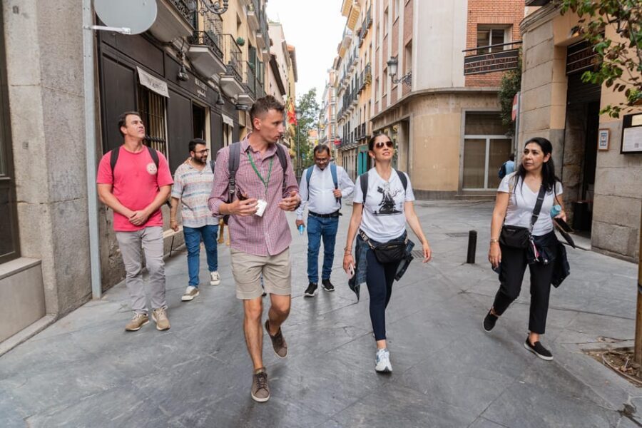 Private Tour in Prado Museum & Madrid’s Iconic Neighborhoods - Getting oriented at Prado’s doorstep on Paseo del Prado