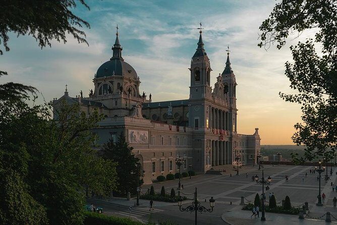 Private Tour: Madrid Walking Tour of Los Austrias - Meeting at La Cúpula and Getting Oriented Fast