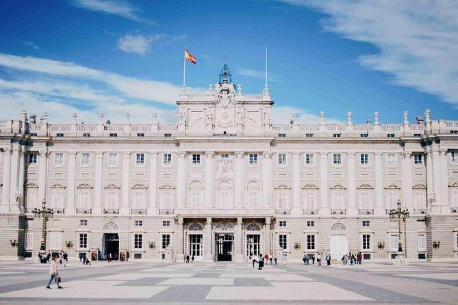 Private tour of the royal palace, private guide, fast entrance and pick up at the hotel. - Crowds, Holy Week, and why fast entrance isn’t a magic spell