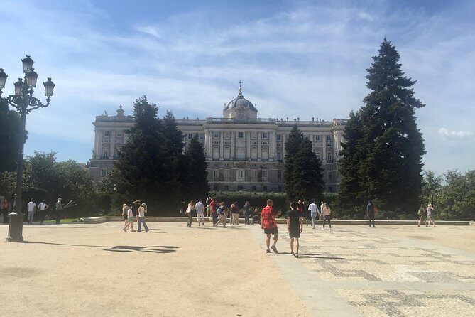 Private tour of the royal palace, private guide, fast entrance and pick up at the hotel. - Who this Royal Palace tour fits best