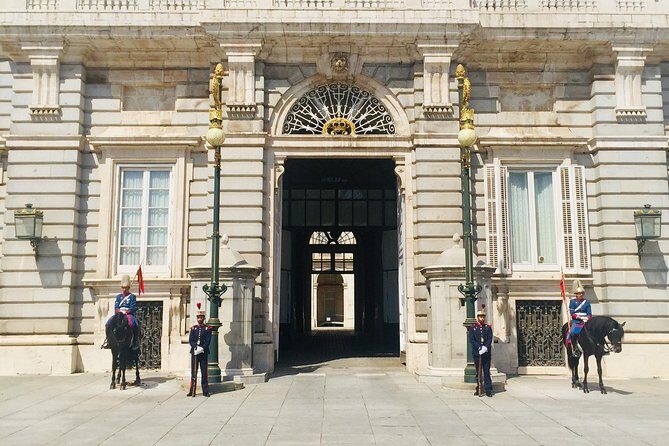 Private tour of the royal palace, private guide, fast entrance and pick up at the hotel. - Small practical tips so your visit feels effortless