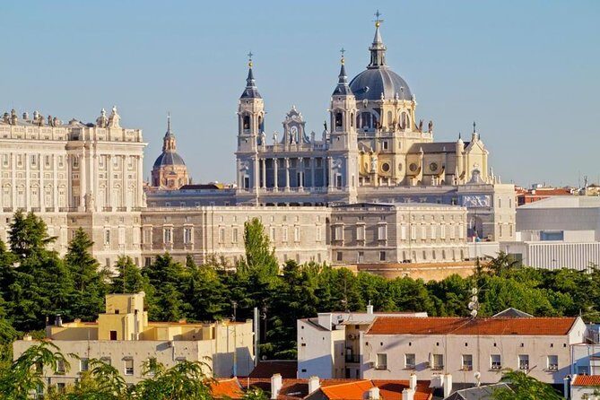 Private Transfer: Madrid to Madrid Airport MAD in Luxury Van - Luxury on wheels: Mercedes EQV or Class V