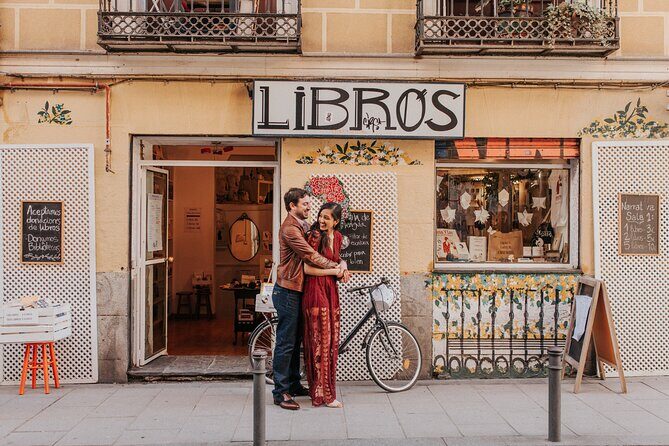 Private Vacation Photography Session with Photographer in Madrid - Art Walk routes: great for walking photos with variety