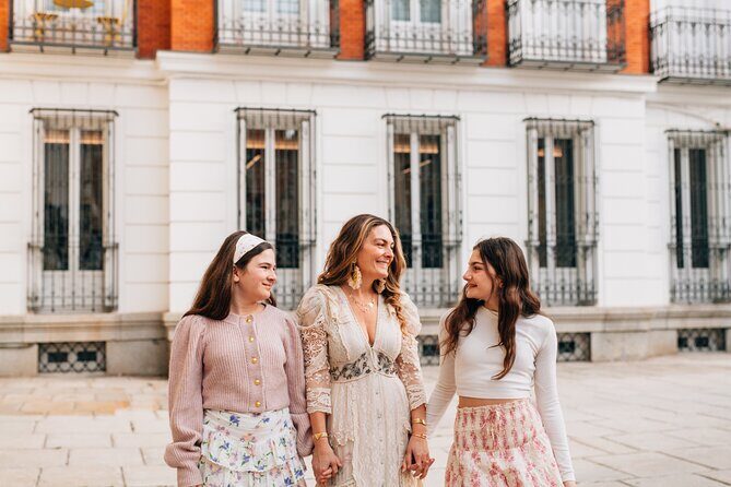 Private Vacation Photography Session with Photographer in Madrid - How the 1-hour shoot works: routes, planning, and photo choices