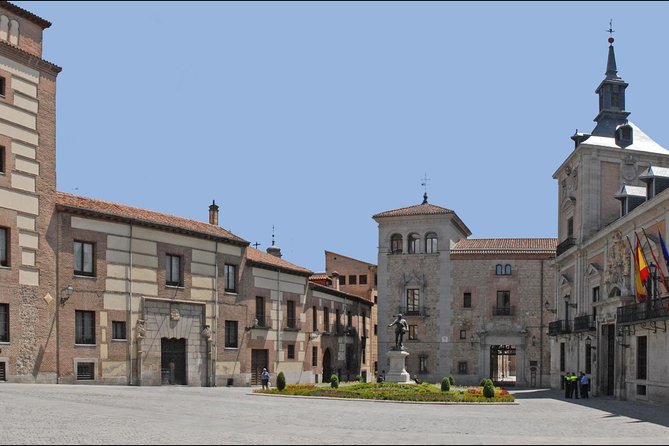 Private walking tour Madrid: Secrets and must - Stop 3: Plaza de Puerta Cerrada, an old city entrance