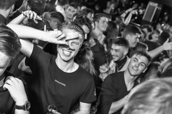 Pub Crawl Madrid by Mad Party Crew - Stop 1: Enbabia Bar and the VIP Shot Welcome