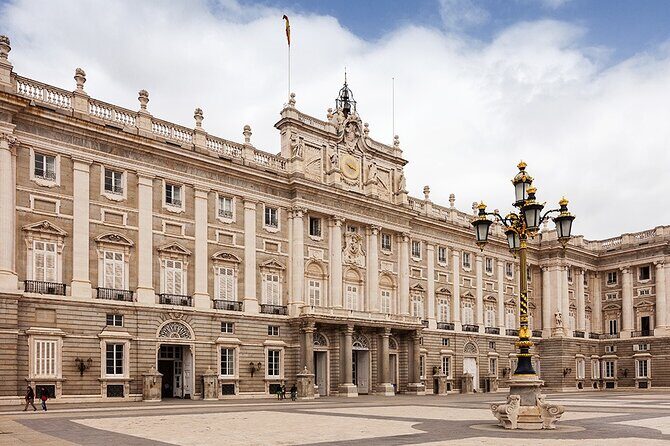 Royal Palace of Madrid and Almudena Cathedral Afternoon Tour - How the bilingual guiding and headsets shape your experience