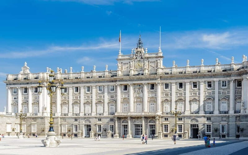 Royal Palace of Madrid: Private tour with entrance included - Finding the Right Spot: Philip IV on Plaza de Oriente