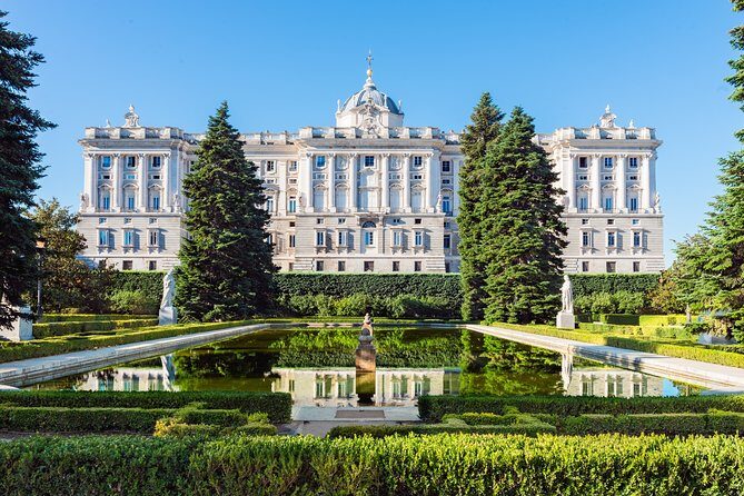 Royal Palace Skip-the-Line Ticket and Guided Tour in Madrid - Finding your guide and getting in without stress