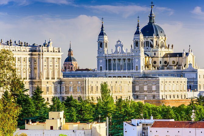Royal Palace Skip-the-Line Ticket and Guided Tour in Madrid - How the tour runs: exterior clues, then interior payoffs
