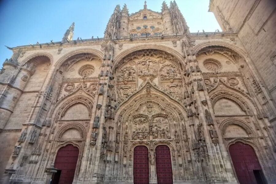 Salamanca: Guided Sightseeing Tour by Bicycle - University of Salamanca: ending your ride with a payoff