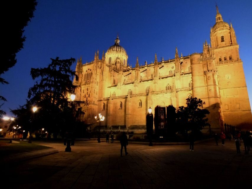 Salamanca: Local Legends Evening Walking Tour in Spanish - Why this sunset walk feels different from regular sightseeing