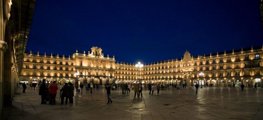 Salamanca: Local Legends Evening Walking Tour in Spanish - Plaza Mayor to Palacio de la Salina: start where Salamanca breathes