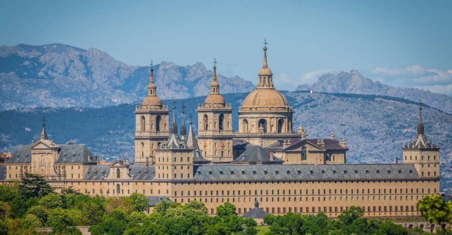 San Lorenzo de El Escorial Monastery: Private Tour - Meet your guide and get into the monastery quickly