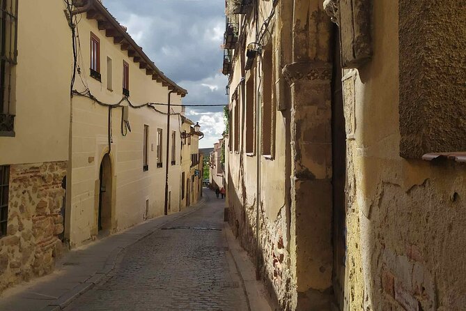 Segovia from the Aqueduct to the Alcazar: A Self-Guided Audio Tour - Start at the Aqueduct: Get Oriented in Plaza de Azoguejo