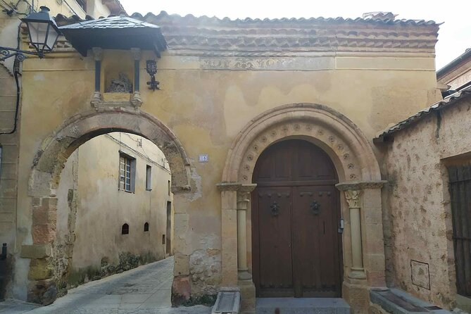 Segovia from the Aqueduct to the Alcazar: A Self-Guided Audio Tour - Casa de Los Picos and Plaza de Medina del Campo: Landmarks You Can Find Again