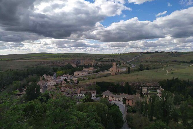 Segovia from the Aqueduct to the Alcazar: A Self-Guided Audio Tour - Catedral de Segovia and El Arco de La Claustra: A Shift in Feel