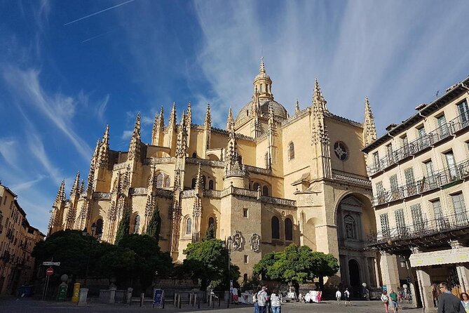 Segovia from the Aqueduct to the Alcazar: A Self-Guided Audio Tour - Mirador Junto Plaza Reina Victoria Eugenia: The Build-Up to the Finale