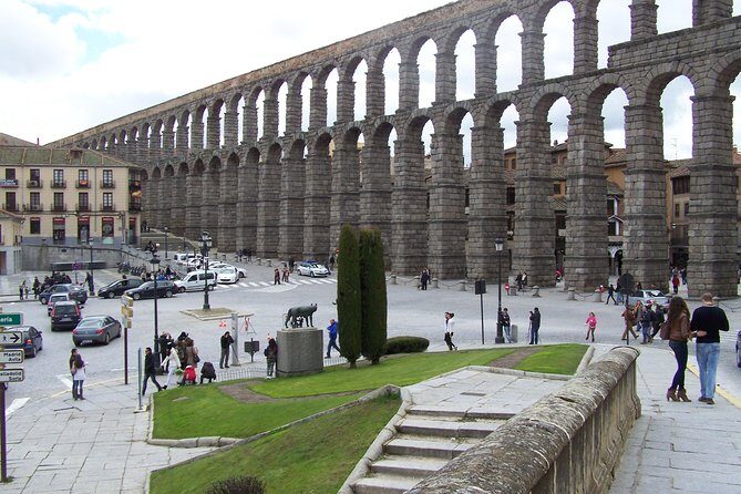 Segovia Guided Afternoon Tour from Madrid - Casa de los picos and the old-town texture between landmarks