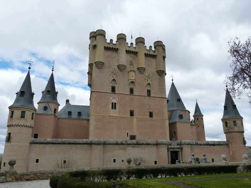 Segovia: Guided Walking Tour with Alcázar Entry - Entering the Alcázar: Isabella I and what the palace was used for