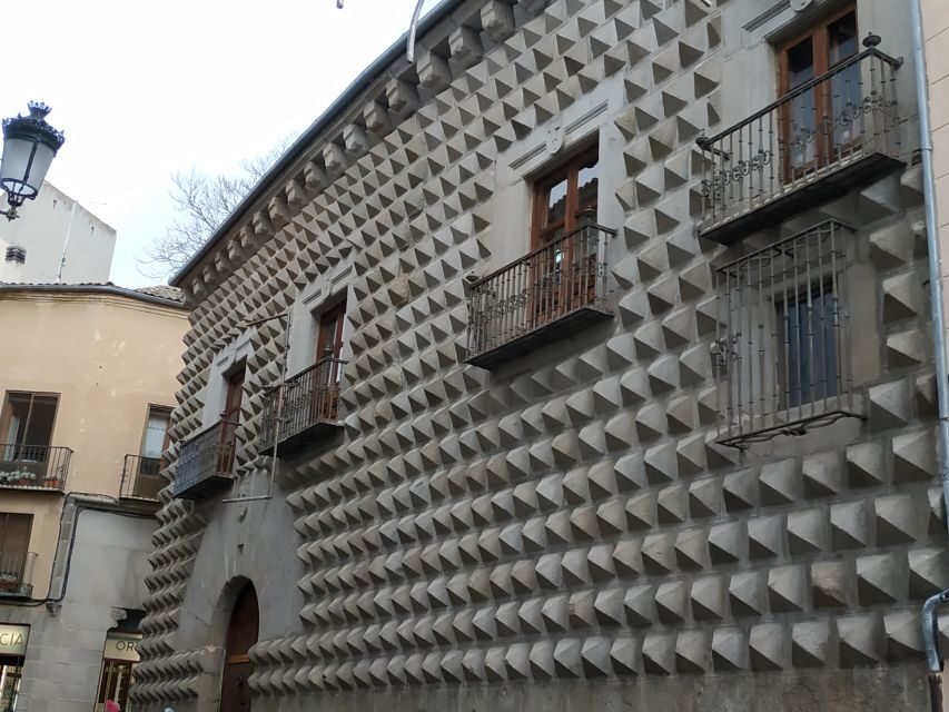 Segovia: Guided Walking Tour with Cathedral & Alcázar Entry - Meeting at Plaza Azoguejo: how this tour is set up