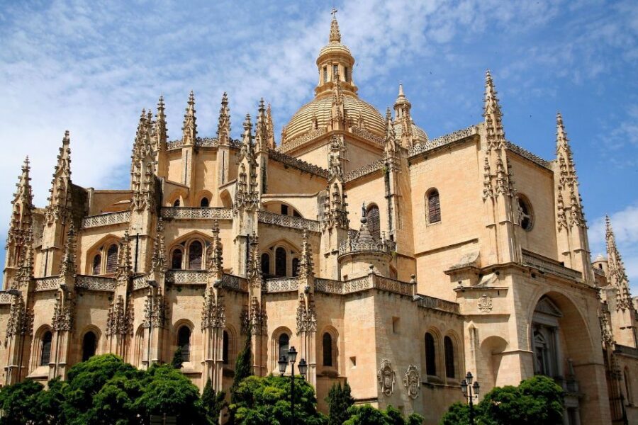 Segovia: Guided Walking Tour with Cathedral & Alcázar Entry - Casa de los Picos and the old streets: the charm is in the small stops