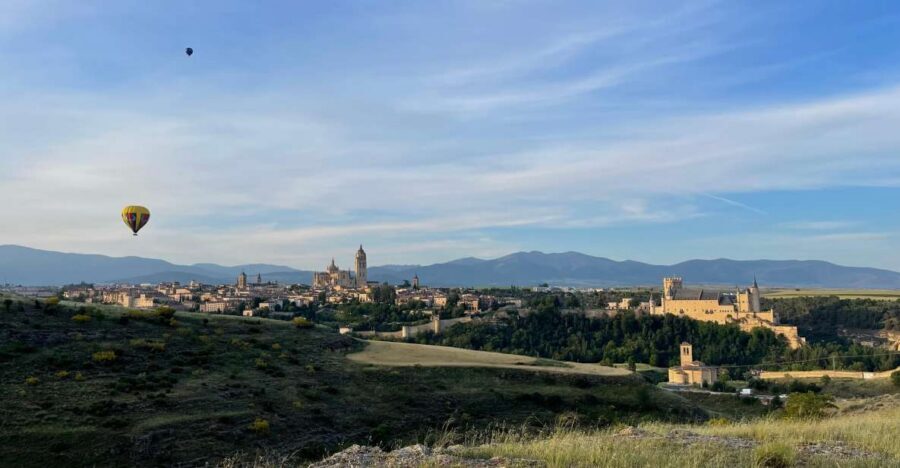 Segovia: Hot-air balloon ride with cava toast & picnic - Why a sunrise hot-air balloon over Segovia works so well