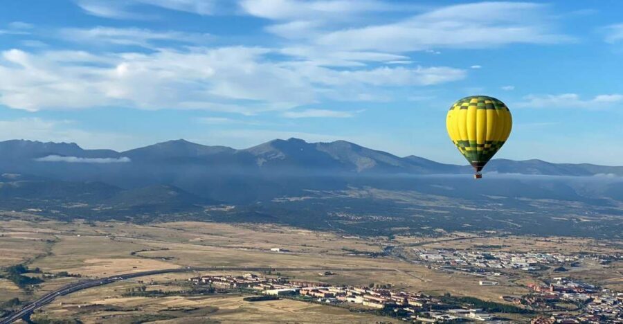 Segovia: Hot Air Balloon Ride with Picnic and Activity Video - Getting airborne near Segovia: what the pre-flight time really feels like