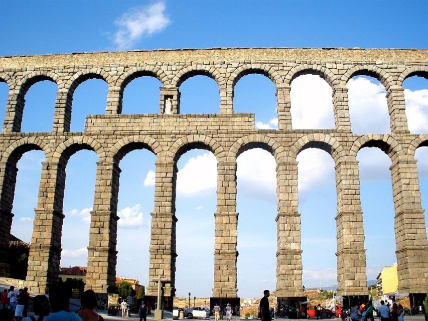 Segovia - Old Town tour including Castle visit - Roman Aqueduct of Segovia: the engineering that still shocks